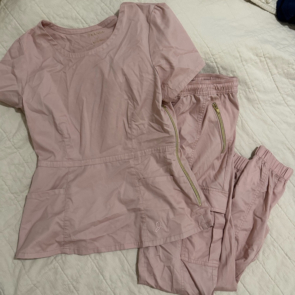Jaanuu scrub set